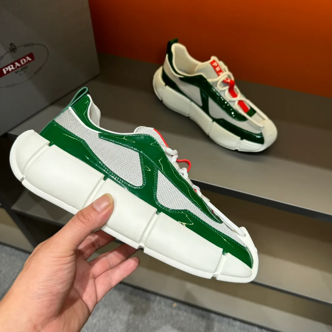 P460 PRADA/Prada men's lace-up leather casual sports shoes, the upper is made of cowhide leather and breathable mesh. It is soft, comfortable and breathable. The tongue is decorated with the PRADA brand letter logo. The thick rubber sole echoes the red label tongue. The style is fashionable and elegant. The details are carefully crafted. A casual sports shoe with a super western style and excellent breathability! Code number 38-45 (45 customized)
